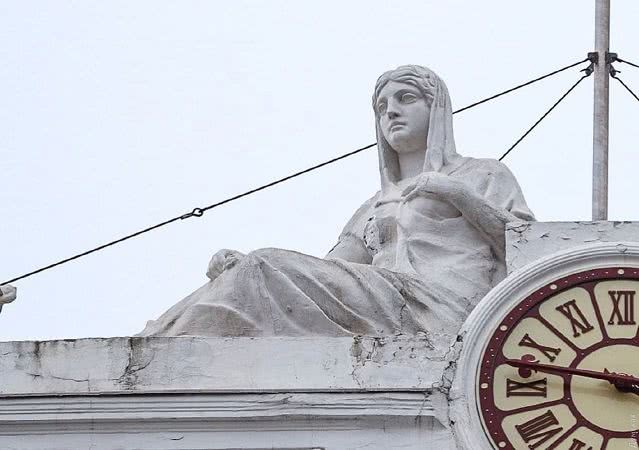 Скульптуру «День и ночь» на здании мэрии Одессы опять повредили дронами