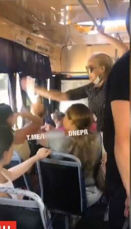 В Одеській області чоловік просто у маршрутці вдарив іншого ножем і пограбував