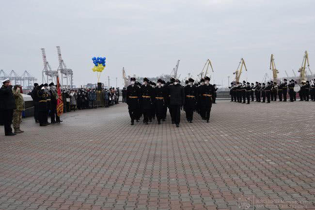 В Одессе 45 курсантов Института ВМС Украины получили офицерские погоны и кортики 19