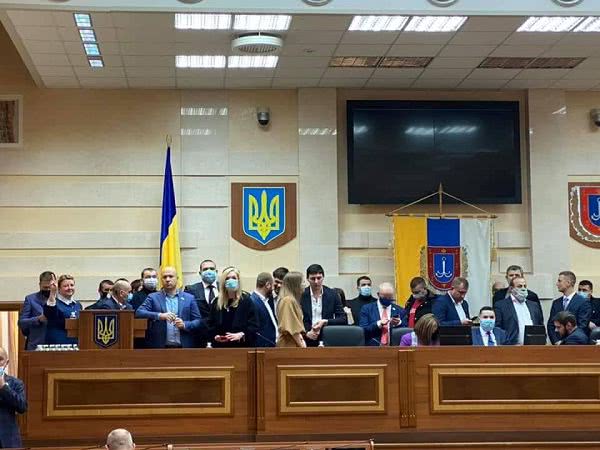 Первая сессия нового созыва Одесского облсовета началась с блокировки трибуны
