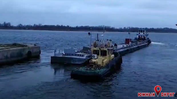 Плавучий причал для ВМС Украины отправился в Южный