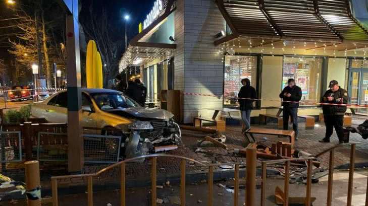Жесткое ДТП в Одессе: авто влетело в McDonald’s, есть пострадавшие