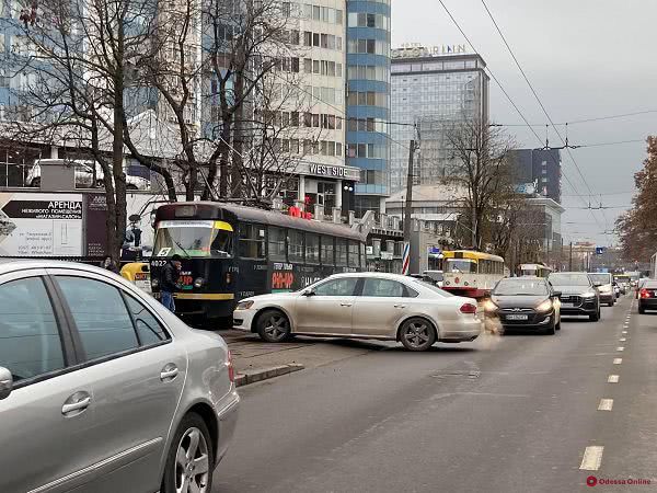 На Генуэзской автохам заблокировал движение трамваев (фото)