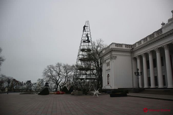 Возле Одесской мэрии устанавливают главную елку (фото)