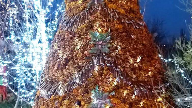 В Одесской области создали елку из кленовых листьев (фото)
