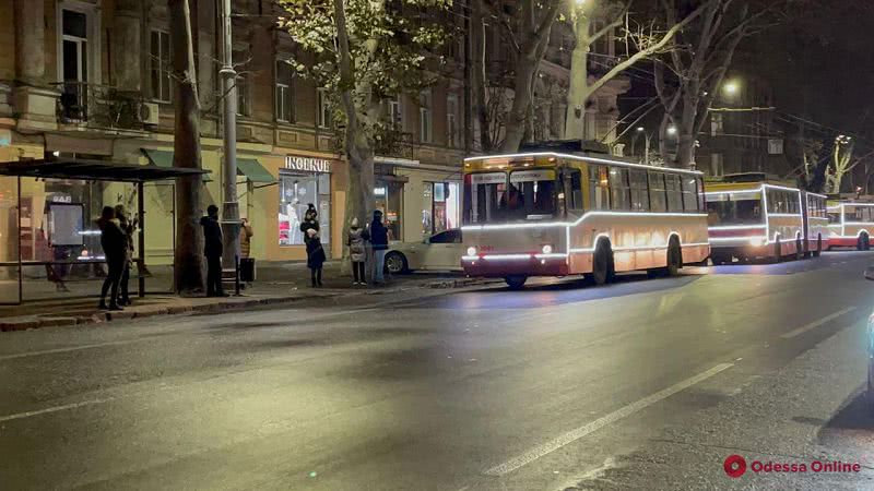 В Одессе прошел праздничный парад троллейбусов (фото, видео)
