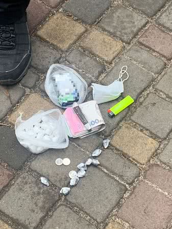 На Большой Арнаутской закладчик метадона пытался дать взятку патрульным (фото)