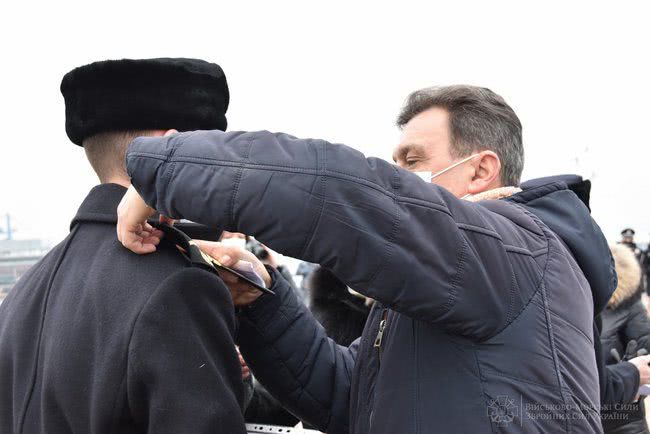 В Одессе 45 курсантов Института ВМС Украины получили офицерские погоны и кортики 15