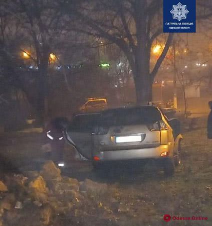 На Ольгиевском спуске Lexus RX врезался в бетонный забор, а затем в дерево – пассажира доставали спасатели (фото)