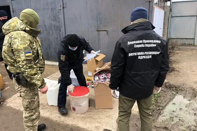 В Одесской области пограничники нашли склад незаконного алкоголя и сигарет (фото)