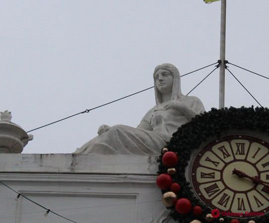 Скульптуру «День и Ночь» на здании мэрии хотят восстановить
