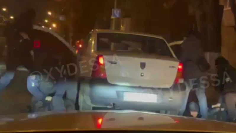 Напад на жінку та викрадення авто: поліцейські Одеси жорстко затримали зловмисників – відео