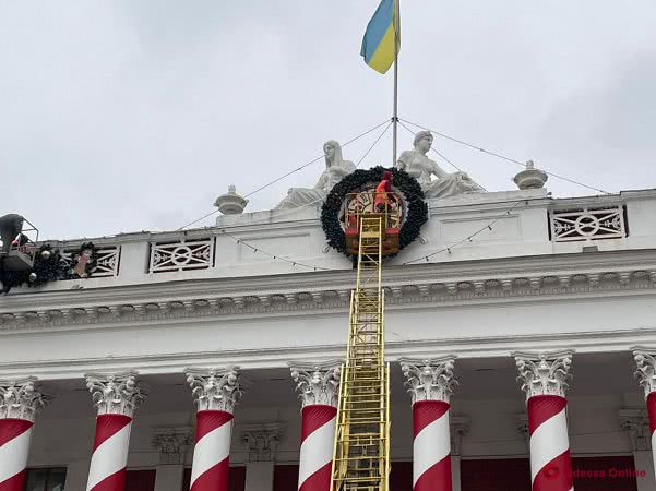 Здание Одесской мэрии украшают к новогодним праздникам (фотофакт)
