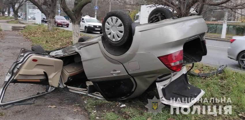 ДТП в Одесі — на Люстдорфській дорозі перекинулась машина