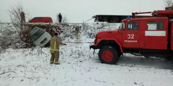 В Одесской области спасатели вытащили из кювета автомобиль