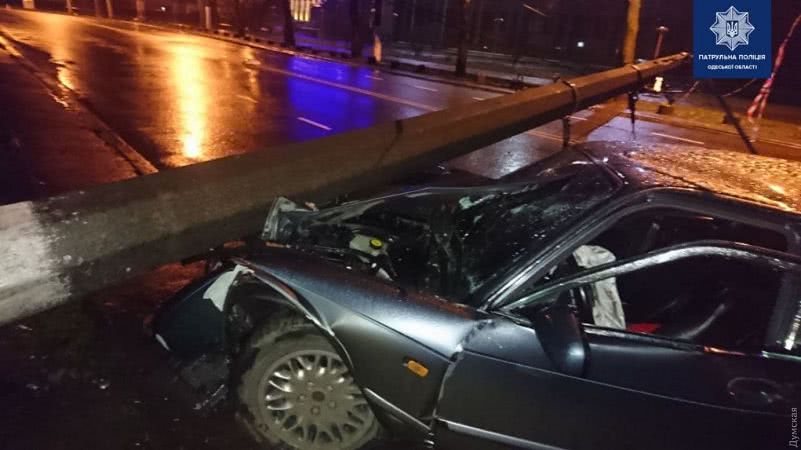 ДТП в Одесі — водій-лихач збив стовп на проспекті Шевченка і заблокував рух