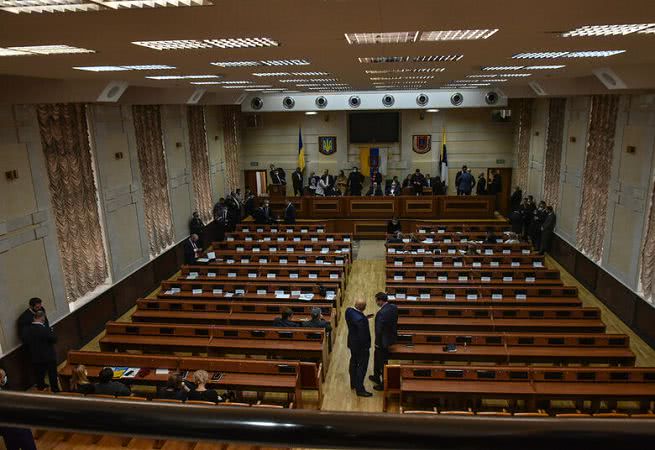 Скандал на сессии облсовета: депутаты заблокировали трибуну