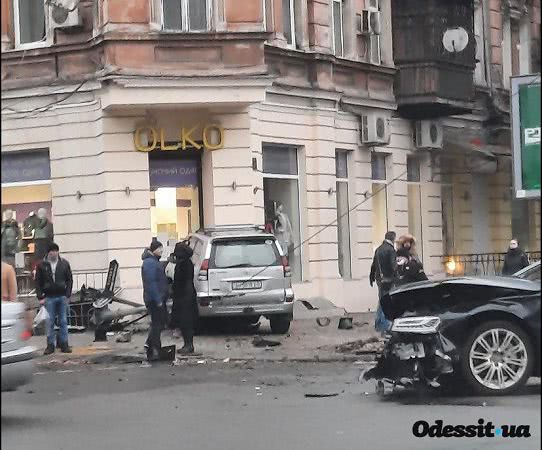 Столкнувшись с другим авто в центре Одессы, иномарка снесла светофор и влетела в крыльцо магазина (фото, видео)