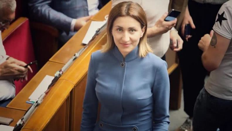 Во время столкновений в Одесском облсовете пострадала народный депутат Плачкова — у нее подозрение на перелом руки