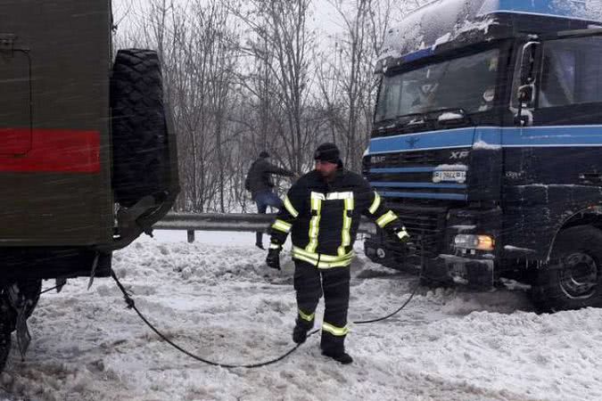 На трасі Одеса-Київ у снігових заметах застрягли 300 фур