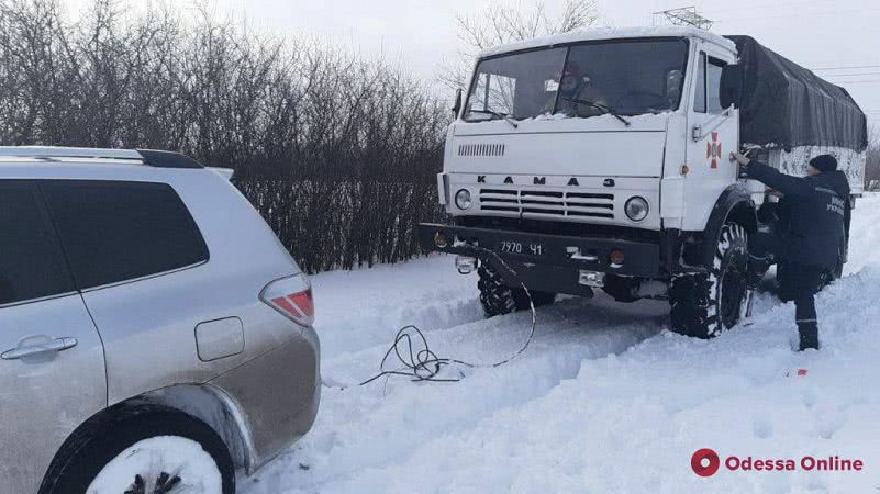 На дорогах области с начала непогоды спасатели освободили из сугробов 805 машин