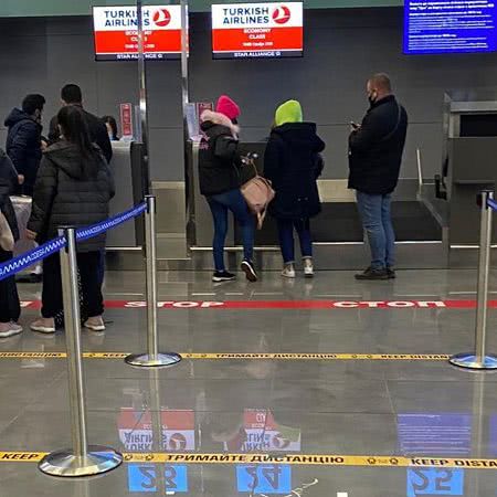 В Одесском аэропорту надели наручники на вербовщицу женщин в секс-рабынь (фото)