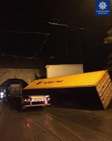 В Одессе водитель грузовика не рассчитал габариты своего транспорта