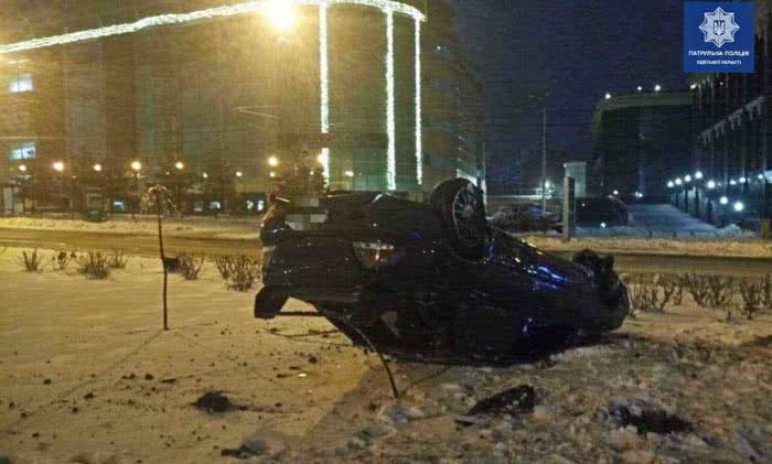 ДТП в Одесі: автомобіль перекинувся