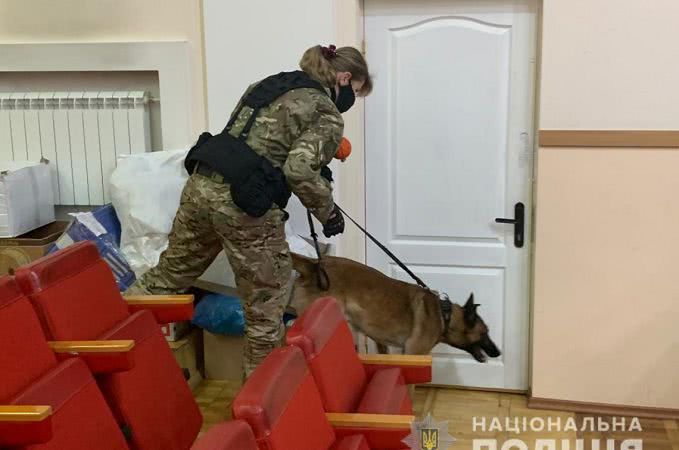 В Одессе снова ищут взрывчатку почти в 400 школах и детсадах