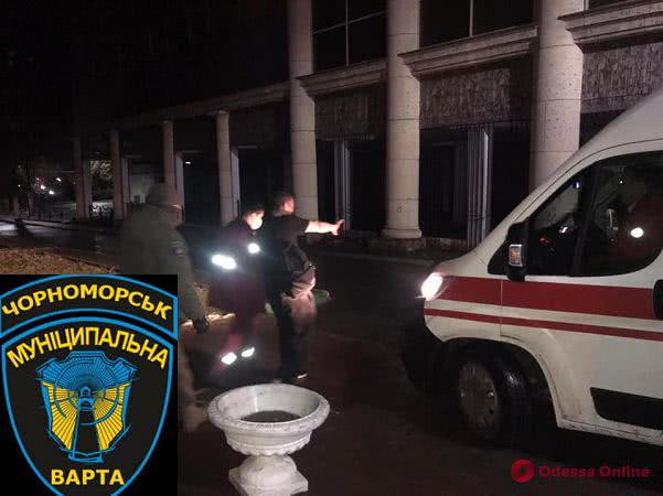 В Черноморске мужчина разбил стекло здания мэрии (фото)