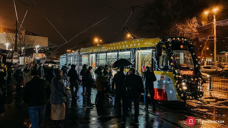 Под дождем, без пассажиров, но с колядками: как по Одессе проехал рождественский парад трамваев. Фоторепортаж