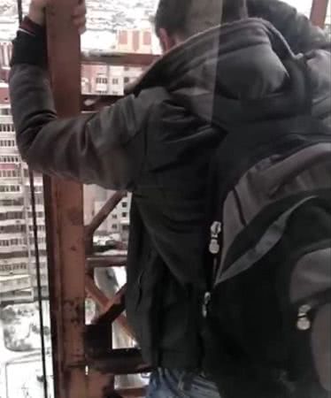 В Одесской области пьяный парень едва не спрыгнул с 22 этажа: его спас полицейский