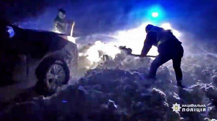 Из снежных заносов освободили еще 200 автомобилей в Одесской области (фото)