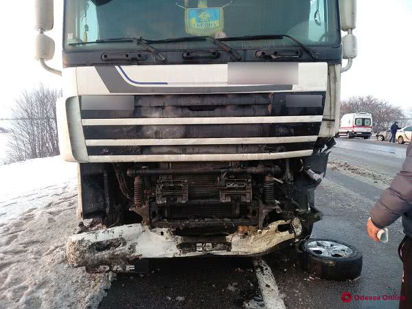 В Раздельнянском районе столкнулись легковушка и грузовик — погиб мужчина