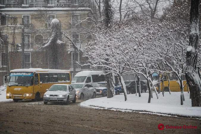 Дорожная обстановка в Одессе: снег, ДТП и пробки во всех районах города