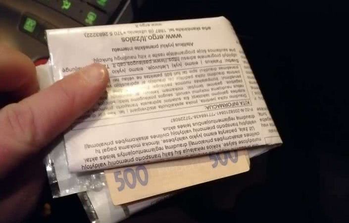 Взятки на дорогах Одессы: водитель ВАЗа предложил патрульным 200 долларов, Mercedes – 500 гривен