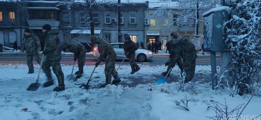 На помощь одесситам в борьбе со стихией пришли курсанты-десантники (фото)