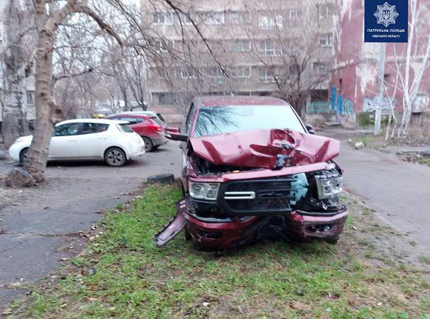 В Одессе автомобиль врезался в остановку и скрылся с места ДТП. Фото
