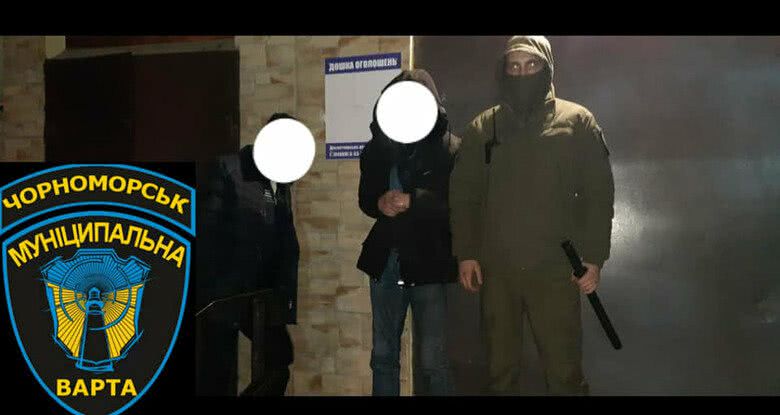 В Черноморске задержали наркоманов, которые кололись прямо в подъезде жилого дома