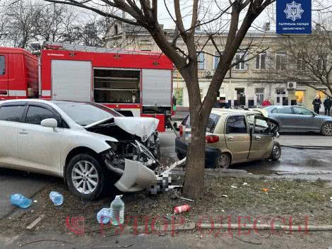 В Одессе на оживленном перекрестке столкнулись два авто