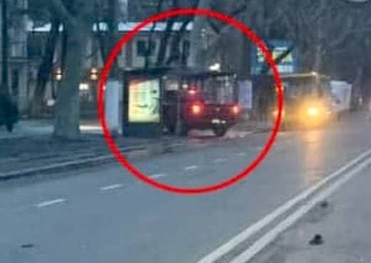В Одесі пікап врізався в зупинку і два автомобіля, та втік з місця аварії