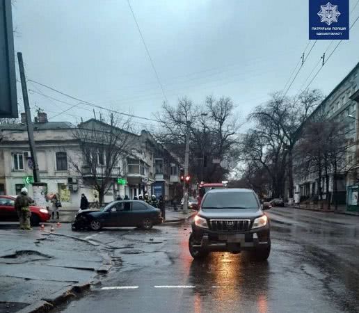 У центрі Одеси в результаті ДТП спалахнув автомобіль: постраждала пасажирка