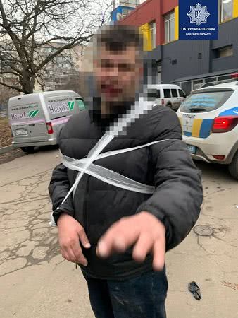 В Одессе ловили мужчину, который облил бензином авто и размахивал ножом