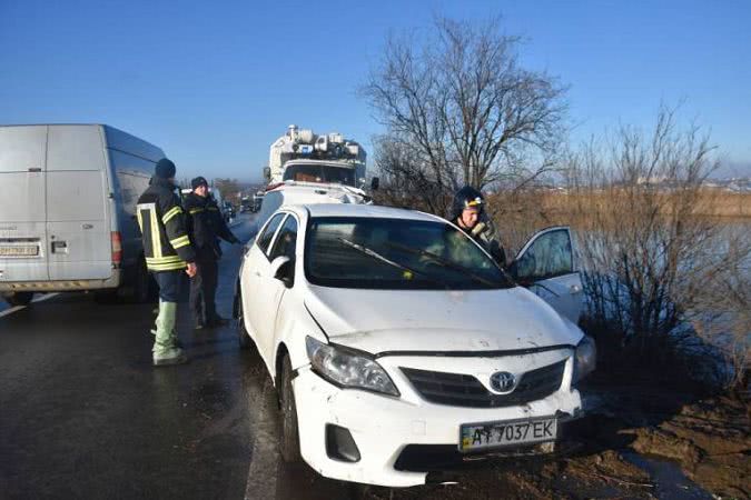 В Одесі сталася ДТП, в результаті якої іномарка злетіла з траси і впала у водойму
