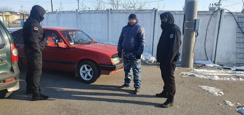 В Одесской области украинец перевозил сигареты и алкоголь без акцизных марок (фоторепортаж)