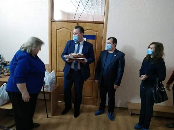 Творить добро: воспитанников реабилитационного центра «Радуга» поздравили с праздниками