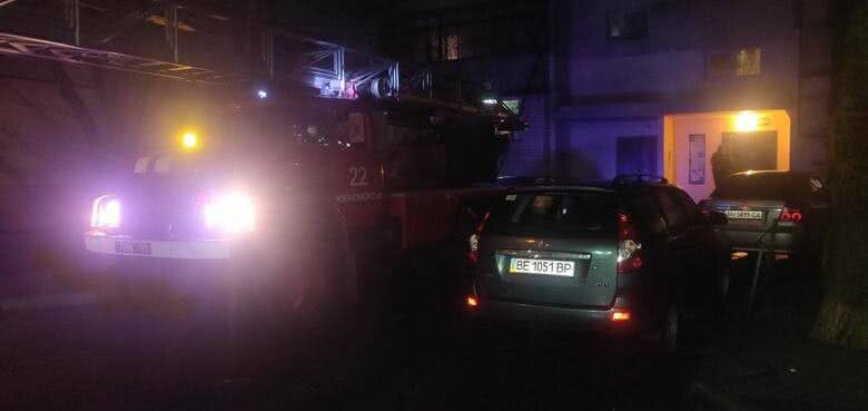 Вышел из окна: в Черноморске спасали мужчину, который повис на трубе девятиэтажки