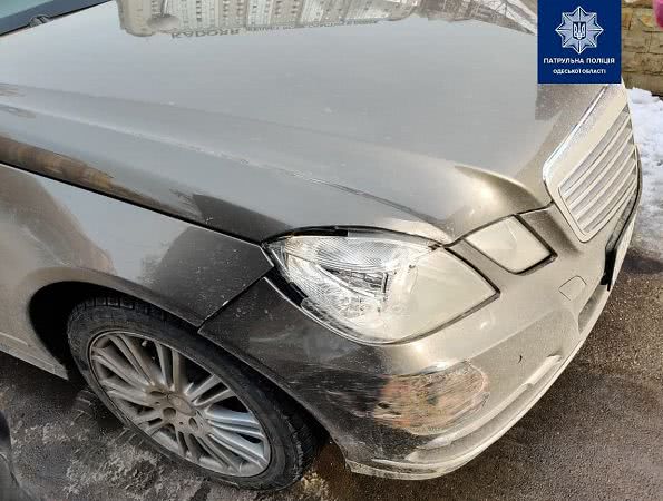 В Аркадии водитель Mercedes не пропустил трамвай (фото)