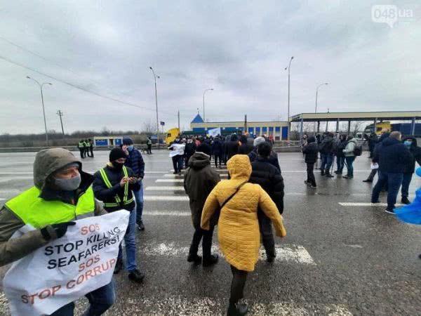 Моряки перекрили трасу Одеса-Київ, протестуючи проти корупції (ФОТО, ВІДЕО)