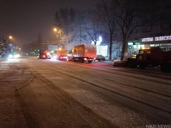 С четырех утра одесские коммунальщики вышли на борьбу со снегом